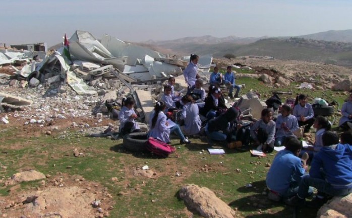 طلاب مدرسة "أبو نوار" في مدينة القدس يجلسون على الأرض بعد تدمير الاحتلال للمدرسة